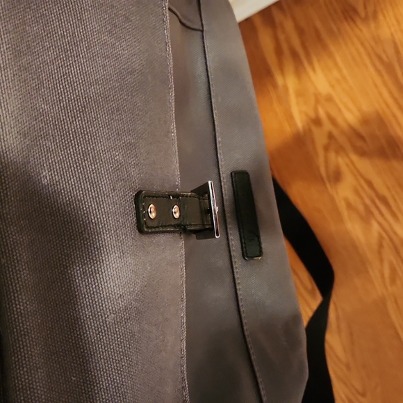 StorkSak Crossbody/Backpack Diaper Bag Excellent - Picture 2 of 6